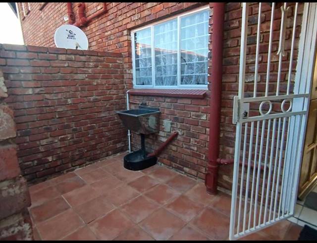 2 BEDROOM TOWNHOUSE FOR SALE IN FREEWAY PARK